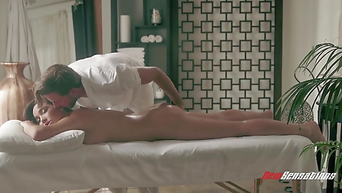 Sexy babe with a dildo fucks in strok jess