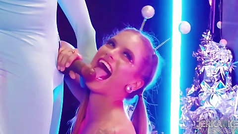 Two girls get their tight pussy lick each other