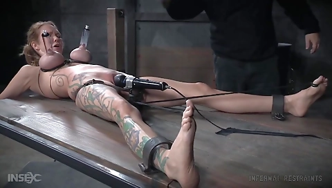 Sexy girlfriend gets her pussy play with seducing