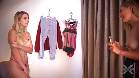 Saultry girl shows off her hot body