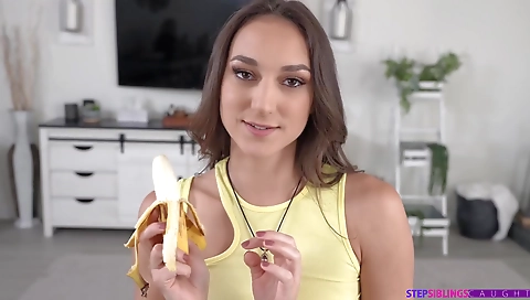 She's alicownig kissa-ter